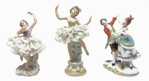 Due statuine in porcellana di Capodimonte raffiguranti due ballerine in posa. H cm 13  12  Piccole m. Due statuine in porcellana di Capodimonte ... 