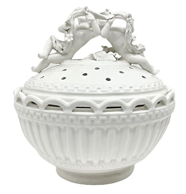 Burncreases in white porcelain of Bassano with covered cover with two knots. 20th century.
H cm 18. width cm 18