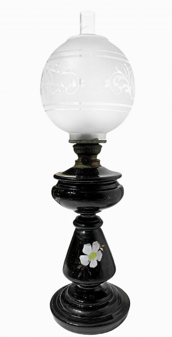 Lume a petrolio, in opaline nero e boccia in vetro. XIX /XX secolo. H cm 56. XIX/XX secolo,
H cm 56