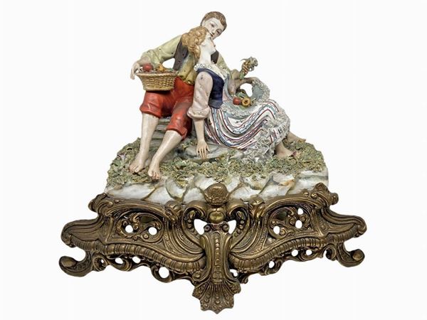 Porcelain statue depicting lovers, with golden metal base, 20th century. 20th century, signed by the pro. H cm 25 x19x32
H cm 25 x19x32