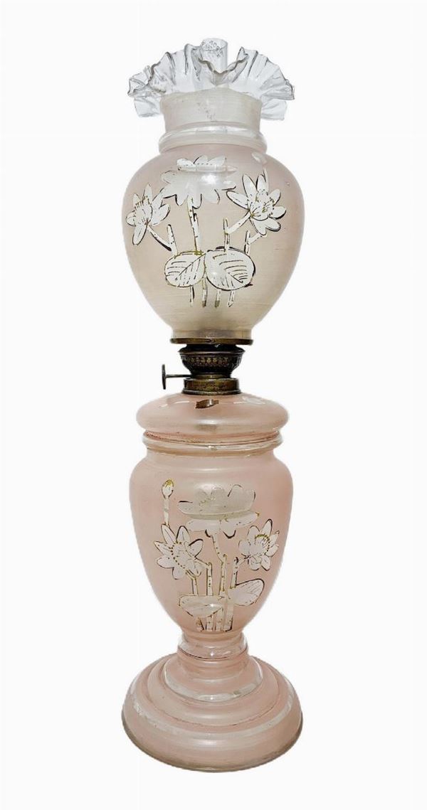 Lume a petrolio in vetro colore rosa con decori floreali. XIX /XX secolo,
H cm 57