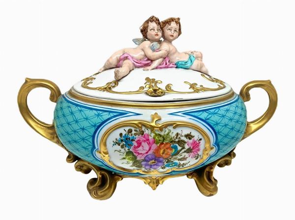 Capodimonte, Potiche ovale in porcellana, con puttini sulla presa del coperchio, XX secolo. XX secolo,H cm 20x33x20
H cm 20x33x20