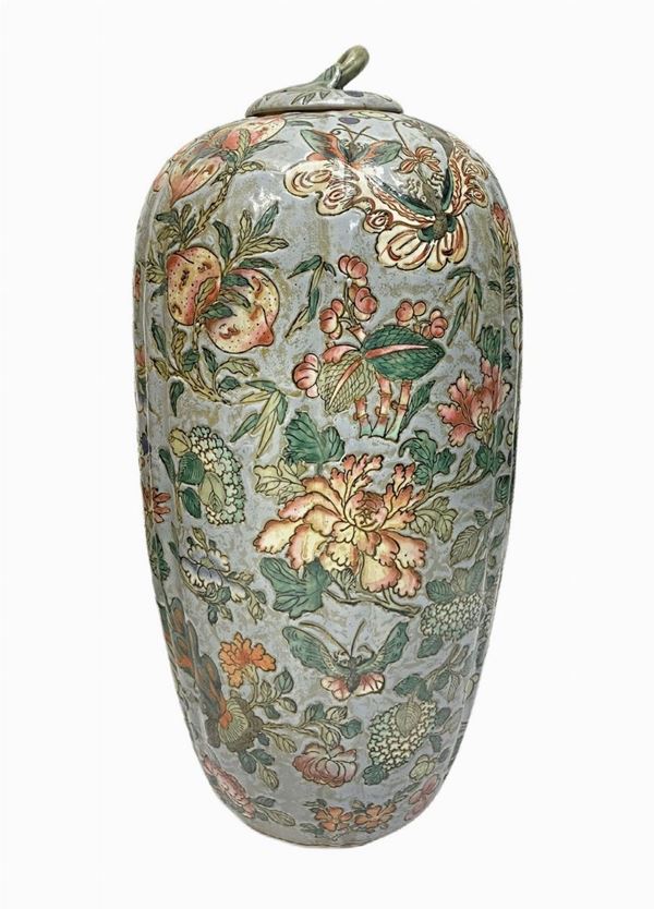 Potiche in maiolica policroma decorata con disegno diegni floreali, Cina, firmata alla base, met&agrave  XX secolo.  H cm 37