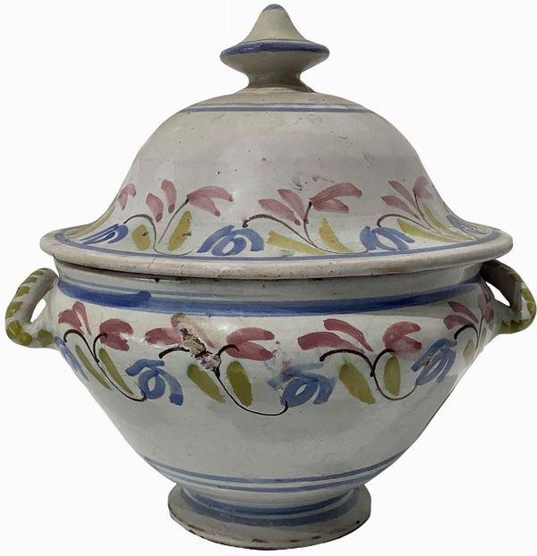 Zuppiera con manici in maiolica di Caltagirone