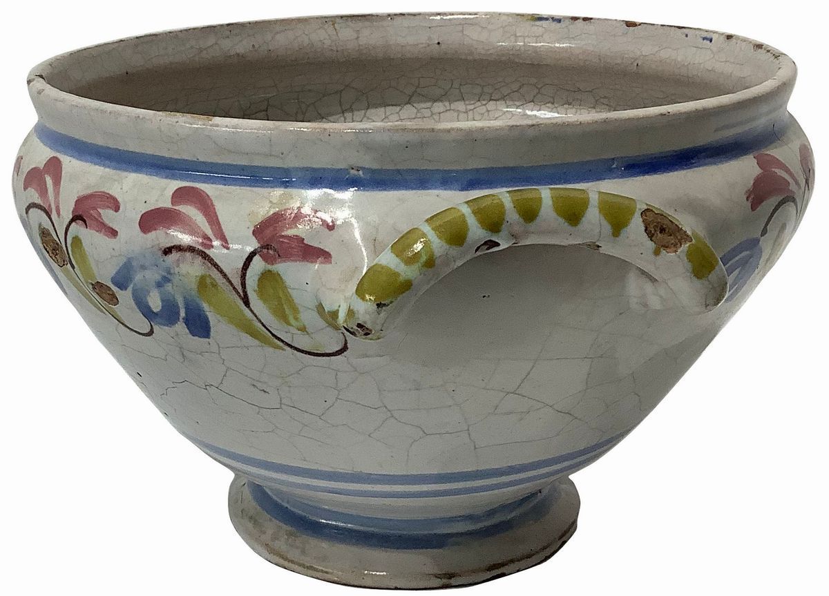 Zuppiera con manici in maiolica di Caltagirone