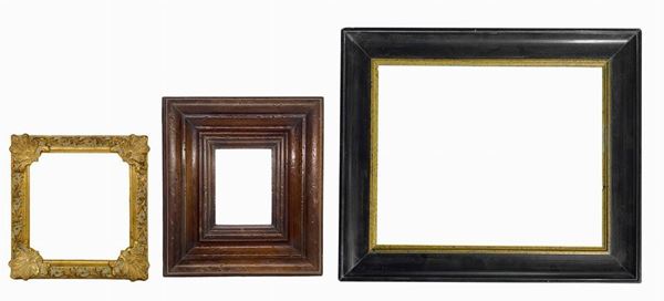 Gruppo di n. 3 cornici. 1- Cornice in legno di colore nero perfilo dorato interno. Misure interne cm 24,2x30,2. Misure esterne cm 32x38. 2 Piccola cornice in legno marrone. Misure interne cm 13x10. Misure esterne cm 28,8x26.3). Piccola cornice in legno dorata. Misure interne cm 16,7x15,1. Misure esterne cm 20,7x19,2. 