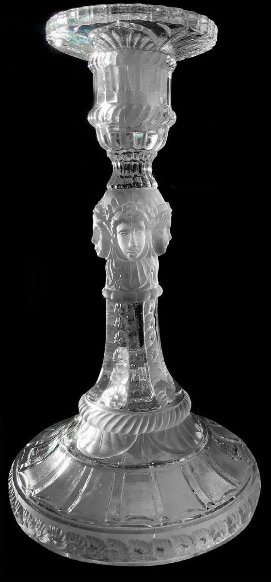 Candeliere monoforo in vetro trasparente bianco decorato con volti di donna, fine XIX secolo. H cm 25.