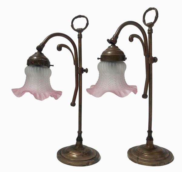 Coppia di Abat jour in ottone con campana a tulipano in vetro rosa, fine XIX secolo. H cm 44