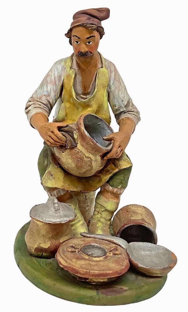 Scultura in terracotta policroma raffigurante vasaio al lavoro, Caltagirone.  H cm 18