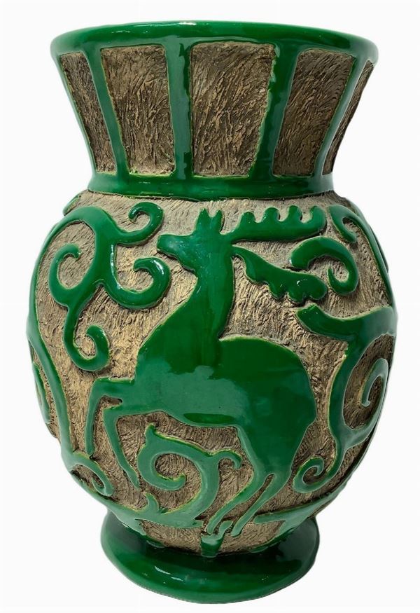 Vaso firmato Fantechi, fondo beige con ramage verdi, XX secolo. H cm 28, base cm 13, sbeccatura alla base. 
