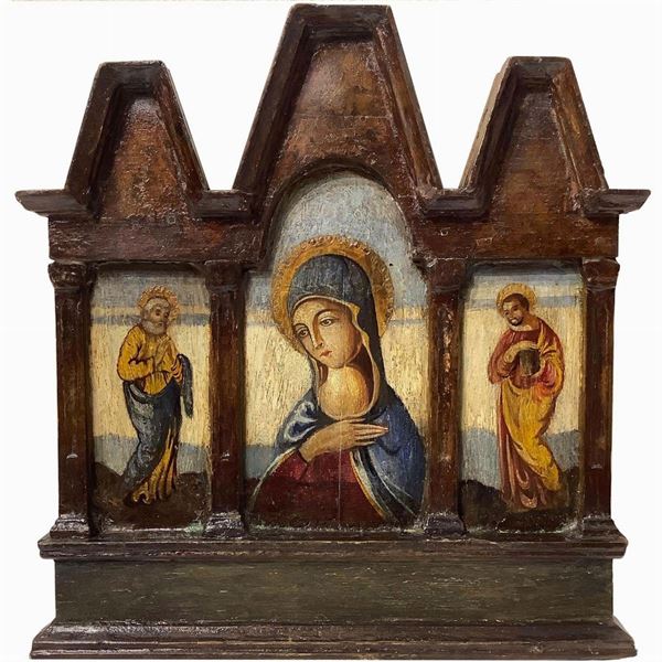 Trittico fondo oro su tavola raffigurante Madonna con a latere i Santi Pietro e Paolo, Sicilia, XV secolo. Pittore siciliano della cerchia di Roberto Di Oderisio. In tavola a punte semigotiche .Cm 45 x 43
Roberto D’Oderisio (1335 ca - Napoli 1386 ca) può essere considerato il più importante artista napoletano sul quale confluisce la cultura giottesca e senese.
La ricerca volumetrica e l’attenzione ai valori cromatici e luminosi sono stati determinanti per la sua formazione, e in particolare ne