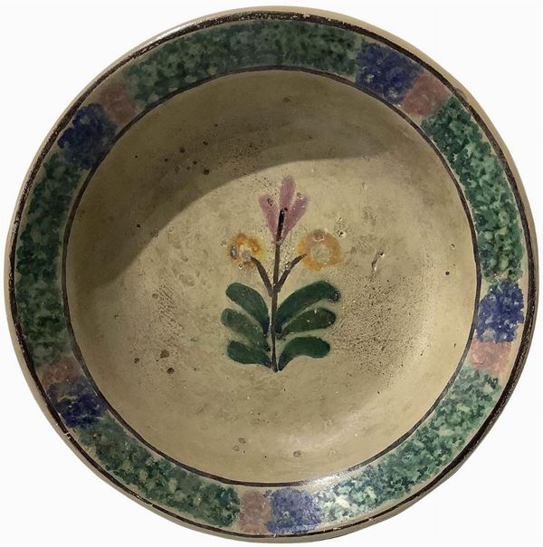 Majolica plate of Caltagirone, Sicily, early twentieth century. Decorated with a flower in shades of pink. Diameter 31 cm.  ( Sicilia, inizi XX secolo)  - Auction Eclectic Auction - Casa d'aste La Rosa