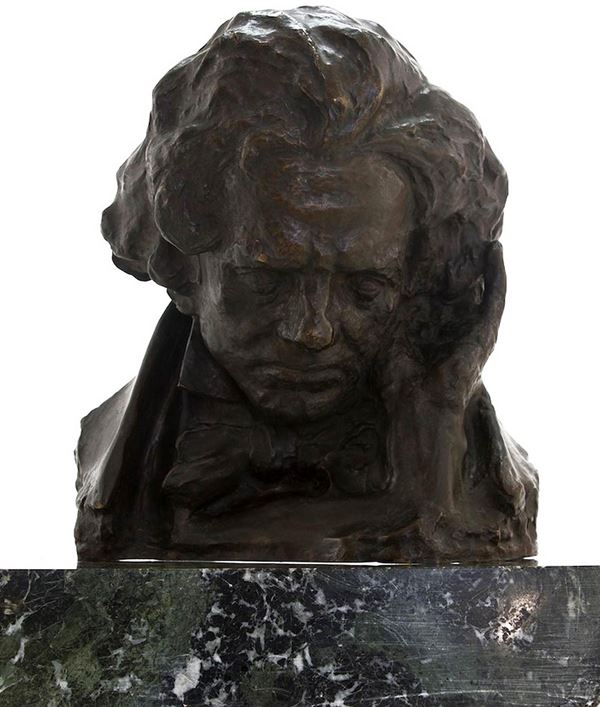 Scultura in bronzo a cera persaraffigurante Ludwig van Beethoven, fine XIX Secolo. H Cm 45 x 35, con base in marmo H cm 55.
