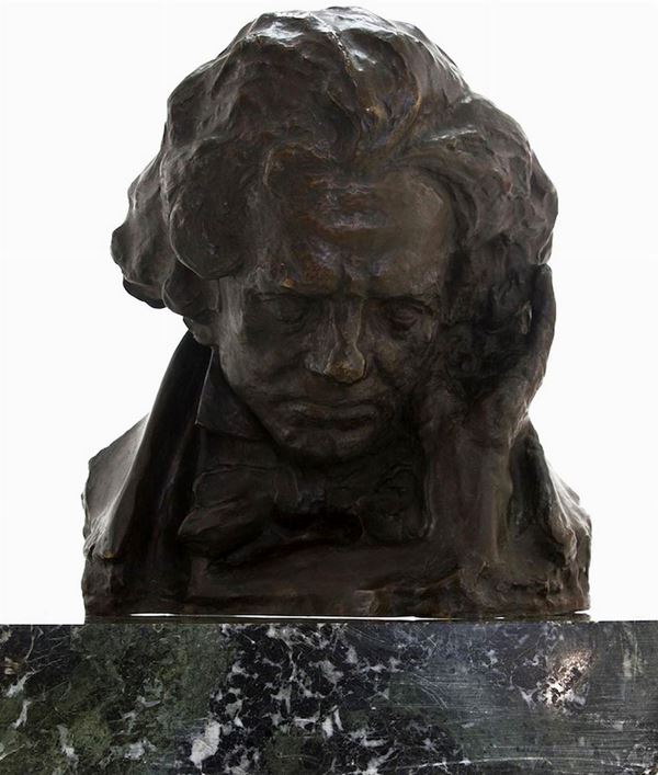 Scultura in bronzo a cera persaraffigurante Ludwig van Beethoven, fine XIX Secolo. H Cm 45 x 35, con base in marmo H cm 55.
