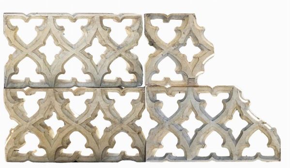 Four fragments of white marble in late Gothic style, 17th / 18th century. Modular.



