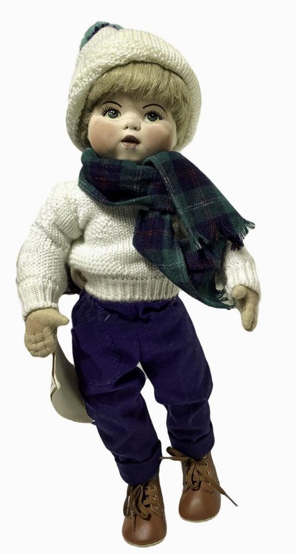 Bambola in tessuto e panno, pantalone blu, maglione e cappello bianchi, sciarpa verde, capelli mohair, occhi dipinti, arti rigidi, firma Lynne Laber (certificato), 1989, provenienza America, h. cm 54