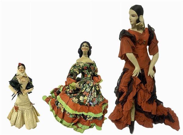 Bambole flamenco, n. 4 pezzi: 1) Bambola con abito rosso, h cm 53, necessita ripresa d'abito; 2) Bambola con abito a fiori h cm 35; 3) Bambola con abito beige h cm 28, assenza del tamburello; tessuto e plastica dura