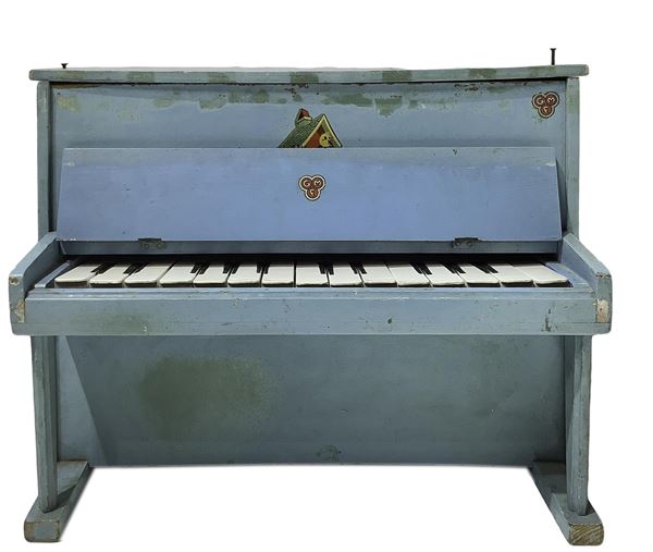 Pianoforte in legno funzionante, colore azzurro, XX secolo, ditta GMF, cm 39x29x15,5, leggeri segni di usura