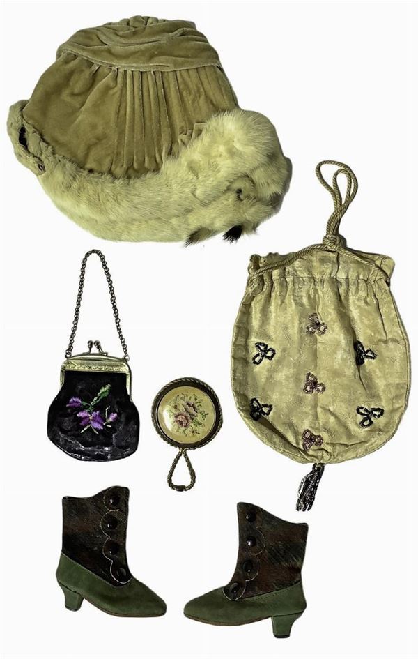 No. 5 pieces: Hat in velvet with ermine fur to 80/90 cm doll; Real leather Heels stamped below; Mirror; Bag with violets; Bag with glass beads. Twentieth century, and not for Lady dolls