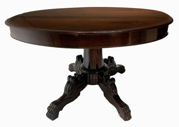 Tavolo ovale da pranzo allungabile in legno di palissandro piede a quattro razze con intaglio leonino, fine XIX secolo. H cm 76x145x135.
