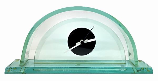 Orologio in vetro . Lunghezza cm 40x19,7. Cm 27x11. Piccola sbeccatura al retro