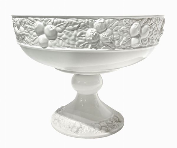 Raised white body, modeled ceramic bonding in shades of white with fruits depictions. H 30x39 cm