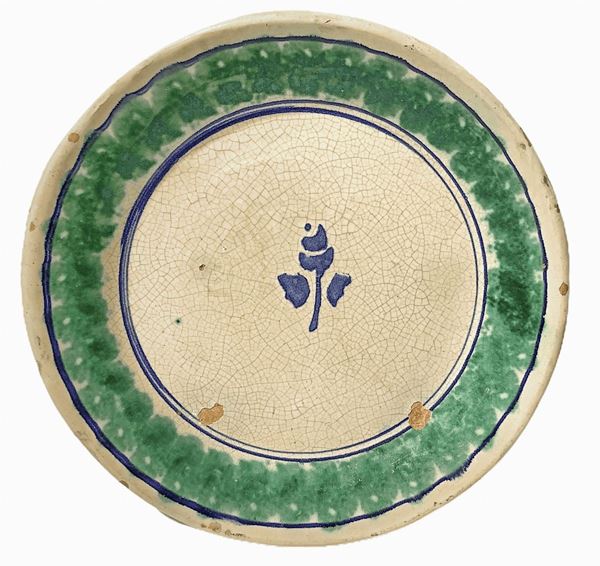 Plate caltagirone, green sponged, circles and blue flower in the center. Diameter 36 cm XX century