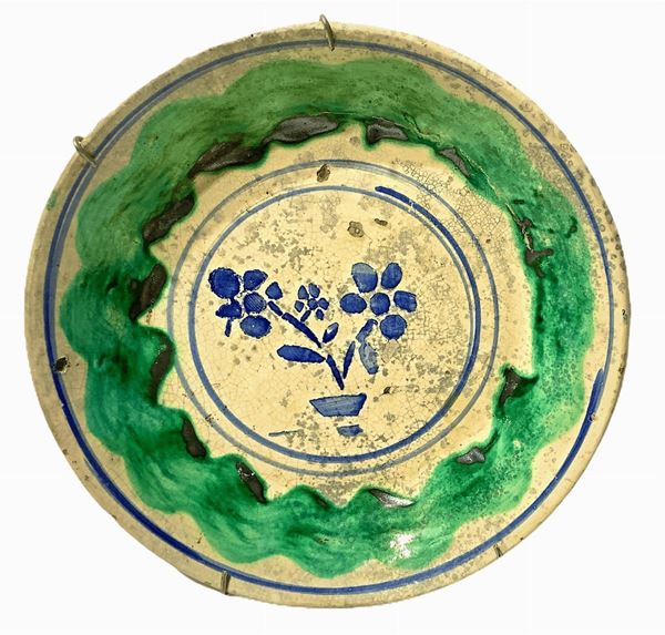 Plate Caltagirone, sponged with green flower in the center. Diameter 36 cm XX century