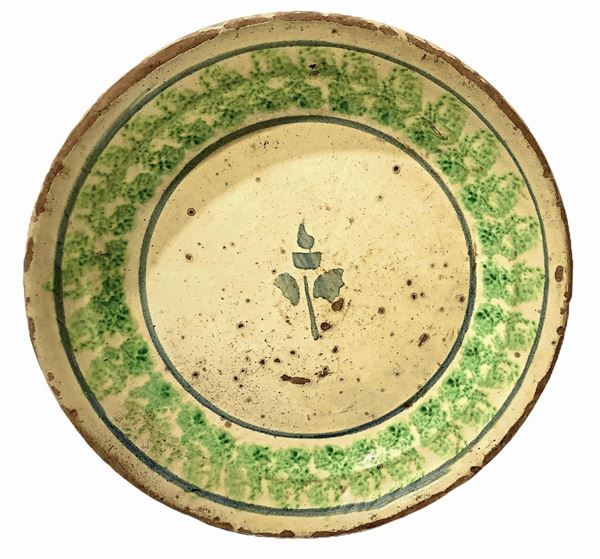 Plate Caltagirone sponged green leaf in the center. XX century. Diameter 34 cm