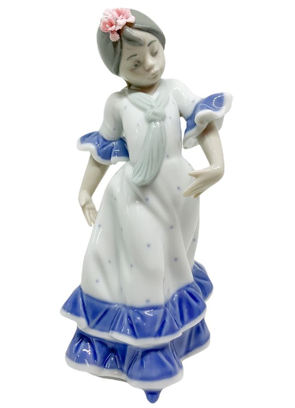 Lladr&#242; - Lladro, Little girl dancing, Little chipping on a flower. H 17 cm