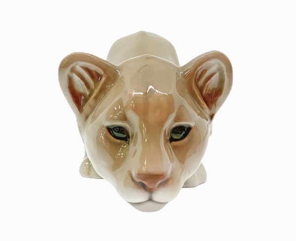 Copenhagen porcelain figurine depicting lion. H 6x22 cm