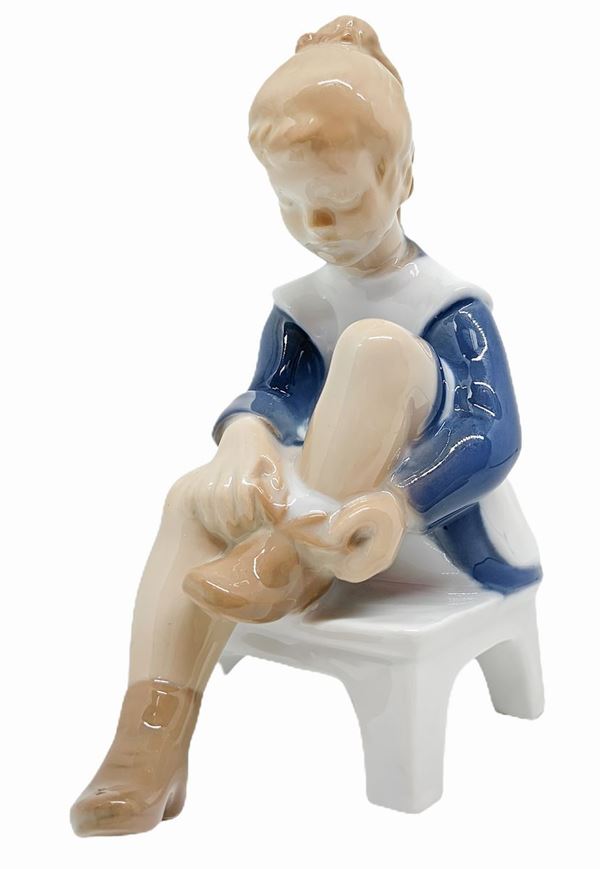 Copenaghen - Copenhagen porcelain figurine depicting a child with a shoe. H 15 cm