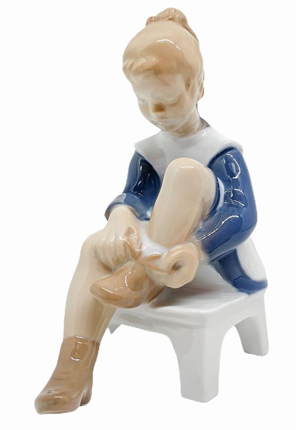 Copenaghen - Porcelain figurine depicting a little girl with a shoe