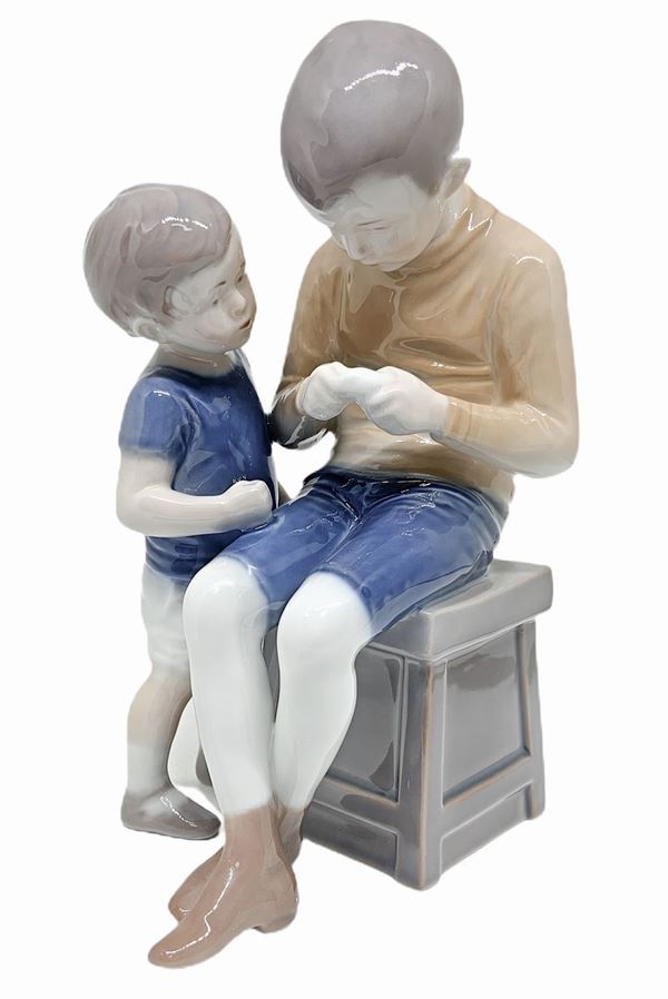 Copenhagen, porcelain statue depicting two children. H 120 cm