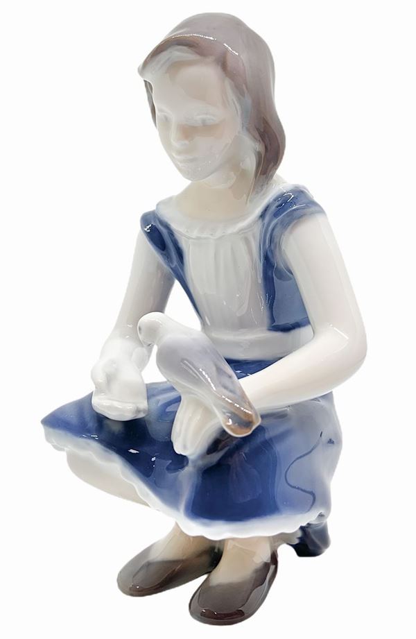 Copenaghen - Copenhagen porcelain figurine he is depicting a child with bird. H 15 cm