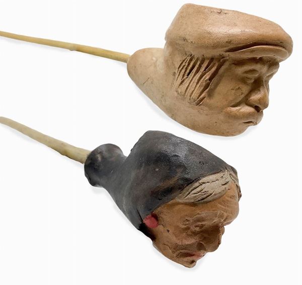 Pair of pipes. "Dormant Farmer", Catania, Sicily. Second half of '1900.
Long pipe with stove and torch clay, reed and mouthpiece bamboo.
Dating: Second half of 1900
and "Donna Lucia" - Hand-painted. Catania, Sicily. Early '900.