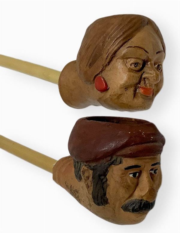 "Compare Alfio" - Hand-painted. Catania, Sicily. First half of 1900.
Pipa with stove and torch in hand painted clay, reed and mouthpiece Bamboo
10 - "Lola" - Hand-painted. Sicilia First half of '900.
Provenance: Catania (Sicily)