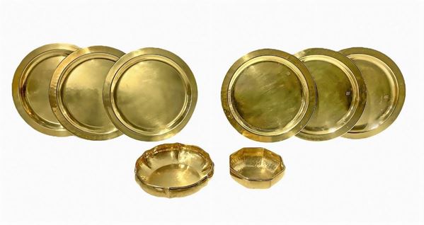 Group composed of n. 6 brass plates and n. 2 bowls, Job Art, handmade. platees diameter 25 cm large bowl diameter 17 cm, 12.3 cm in diameter small bowl. present spots