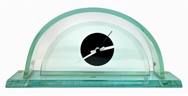 Orologio in vetro curvato colore verde Nilo. Lunghezza cm 40x19,7. Cm 27x11. Piccola sbeccatura al retro