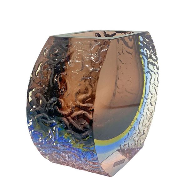 Vaso in vetro di Murano con costolature sui laterali. H cm 17. 
H cm 17