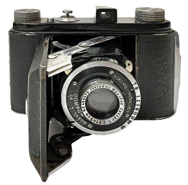 Fotocamera a soffietto Deckel Moncler, modello Compur. Germania,H cm 7. Larghezza cm 12. ProfonditÃ  aperta cm 9. Con filtro a dominante giallo ... 