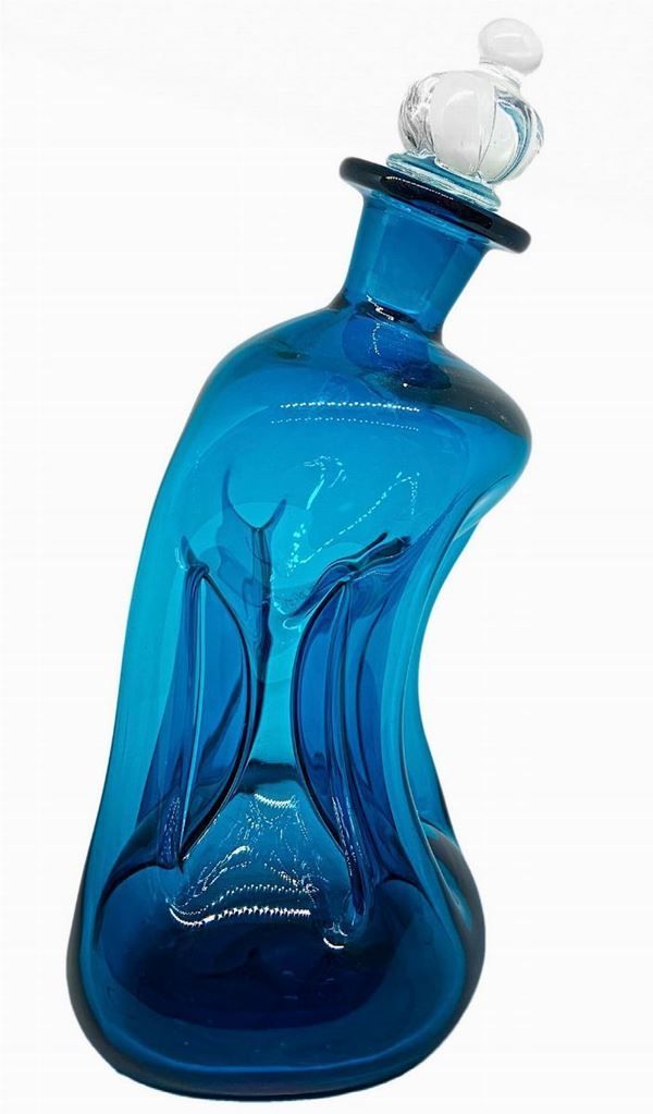 Bottiglia in vetro di gusto informale nei toni del blu con tappo in vetro, XX secolo. 
H cm 26