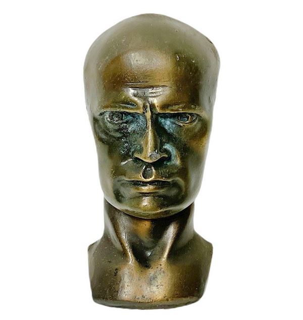 Piccola testa in bronzo a mezzo tondo raffigurante Mussolini, XX secolo. XX secolo,
H Cm 13,2, base cm 4 