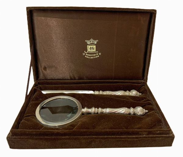 Set da scrittoio composto da ingranditore e tagliacarte in sheffield, Jordan Sheffield Collection. In scatola originale
