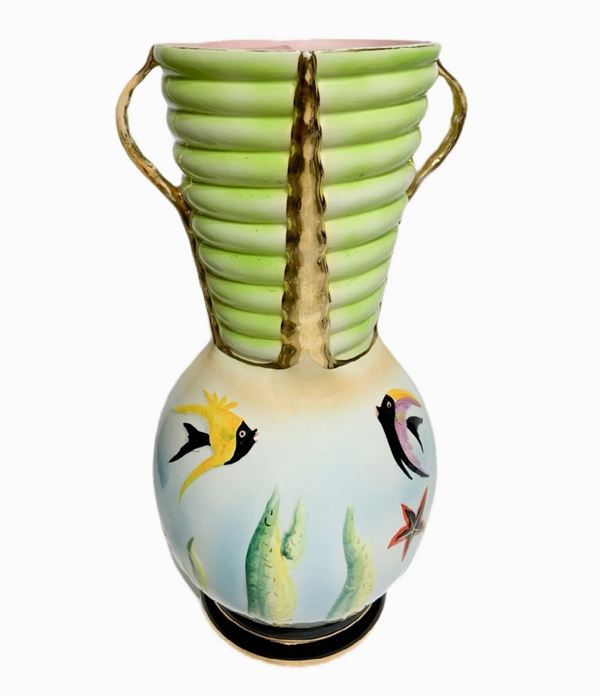 Vaso in maiolica. policromo con pesci e coralli, firmato alla base â€œM. Girardiâ€. H cm 37
H cm 37