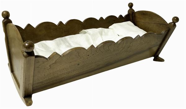 Lettino in legno cm 54x23, completo di cuscino, materassino, lenzuolino. Di recente realizzazione
