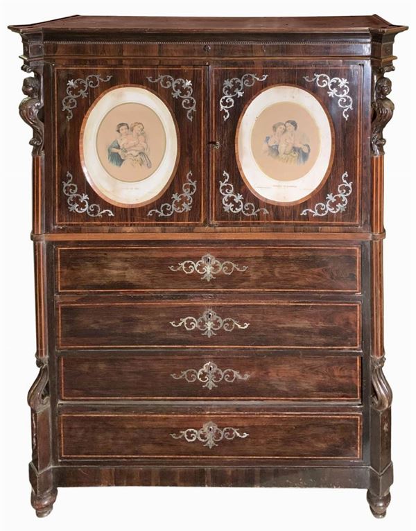 Chiffoniera in legno di palissandro con intarsi in metallo argentato, Sicilia, XIX secolo. Quattro cassetti alla base pi&ugrave; due ante con stampe ovali sulla parte superiore. H cm 190, larghezza cm 123/140, profondit&agrave; 52/56.


