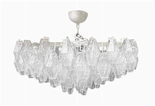 Produzione Muranese, nello stile Carlo Scarpa/Venini. Lampada a sospensione con struttura in metallo cromato ed elementi in vetro trasparente di forma poliedrica. Segni di ossidazione lungo la struttura. Anni ’70. Diametro cm 85, h cm 35