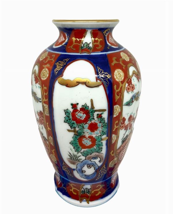 Vase decorated with flowers.