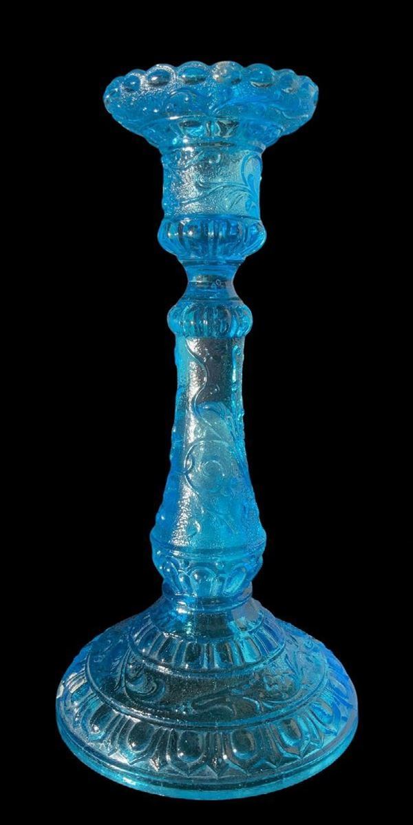 Candeliere monoforo in vetro azzurro, XX secolo. H cm 24.

